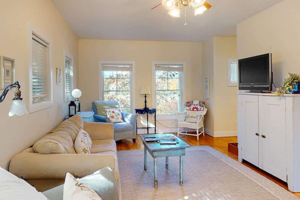 Adorable farmhouse style home with washer/dryer, central AC, deck - near lake