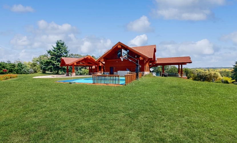 Grand cabin with lake view, pond, wood fireplace & AC, & fast WiFi