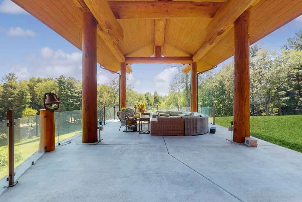 Grand cabin with lake view, pond, wood fireplace & AC, & fast WiFi