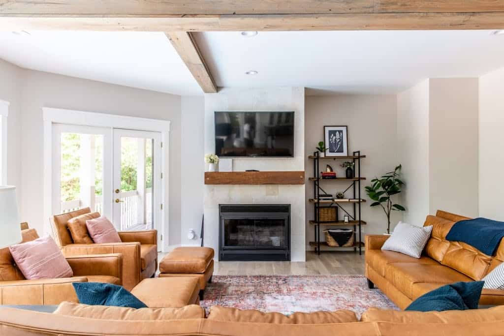 Dog-friendly house with private heated outdoor pool, hot tub & Ping-Pong