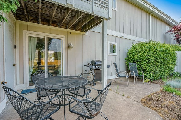 Stylish Dog-Friendly Condo W/ Free Wifi, Patio, Outdoor Pool