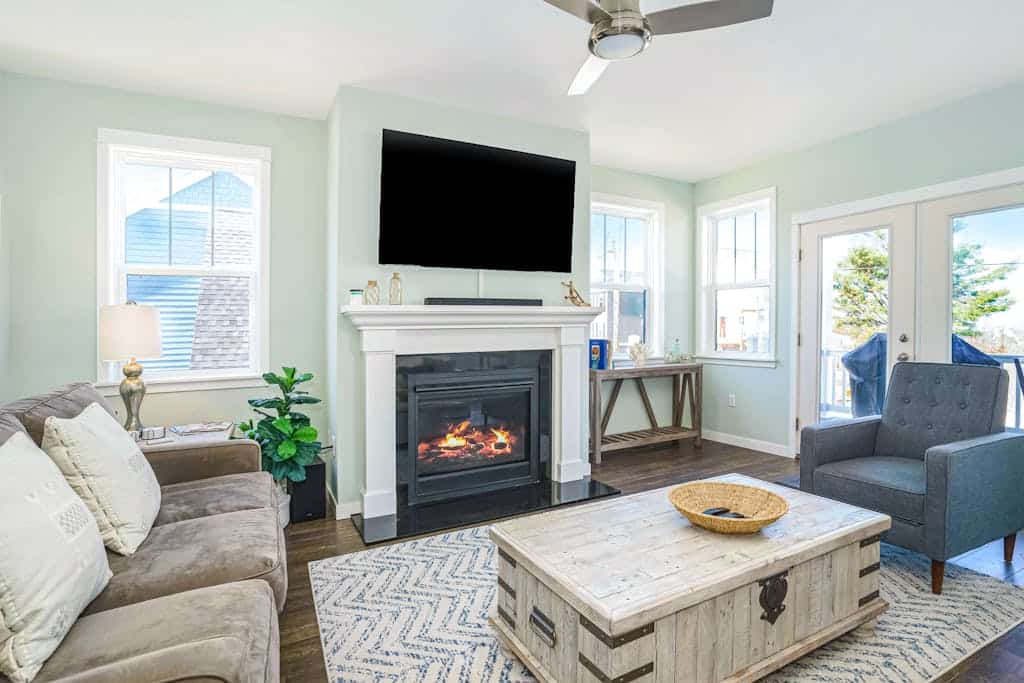 Beautiful home close to beach with deck, patio, firepit, WiFi, & gas fireplace