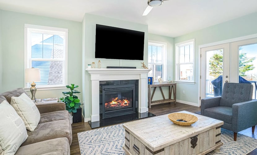 Beautiful home close to beach with deck, patio, firepit, WiFi, & gas fireplace