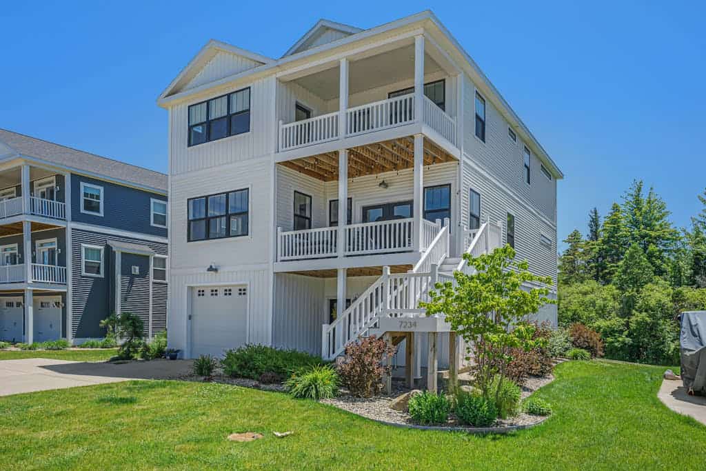 Beautiful home close to beach with deck, patio, firepit, WiFi, & gas fireplace