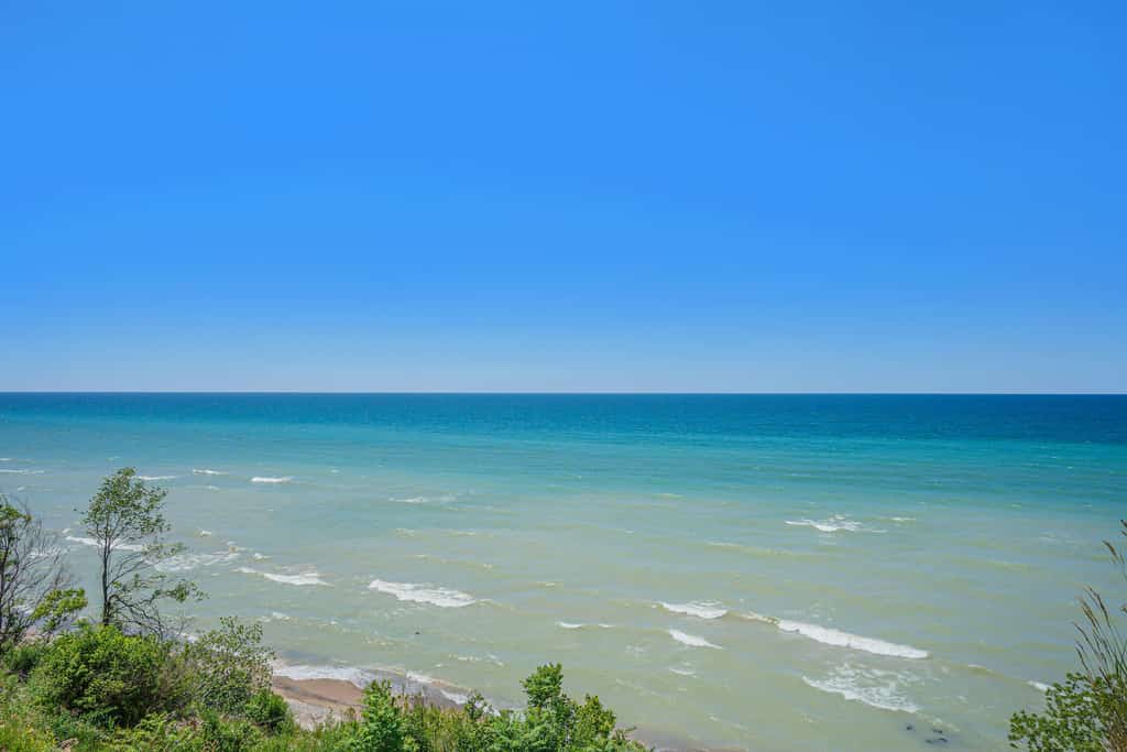 Beautiful home close to beach with deck, patio, firepit, WiFi, & gas fireplace