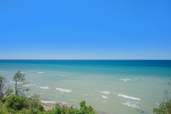 Beautiful home close to beach with deck, patio, firepit, WiFi, & gas fireplace