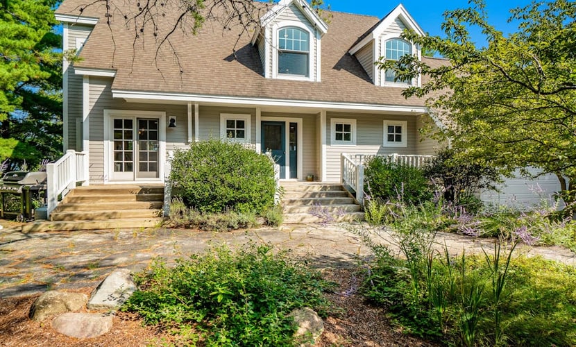Private lakefront house in great location with private beach, great views