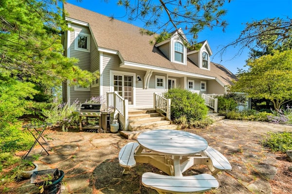 Private lakefront house in great location with private beach, great views