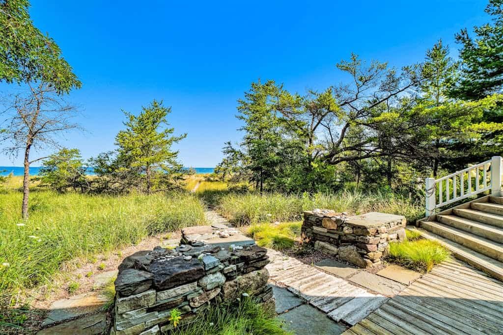 Private lakefront house in great location with private beach, great views