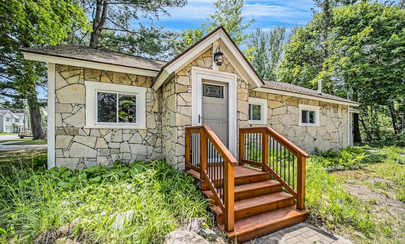 Stone home two blocks from the lake & downtown with gas grill & free WiFi