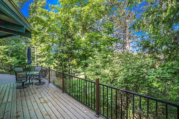 Warm & inviting retreat with a washer/dryer, central AC, fast WiFi, & gas grill