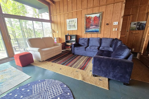 Warm & inviting retreat with a washer/dryer, central AC, fast WiFi, & gas grill