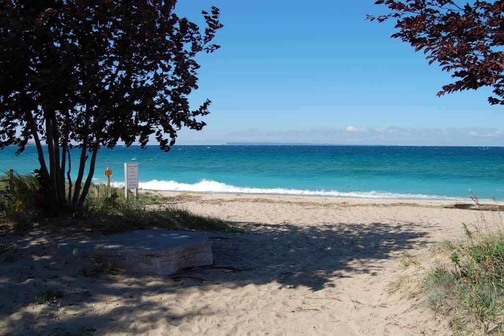 Gorgeous studio in downtown Glen Arbor with kitchenette, cable, AC, free WiFi