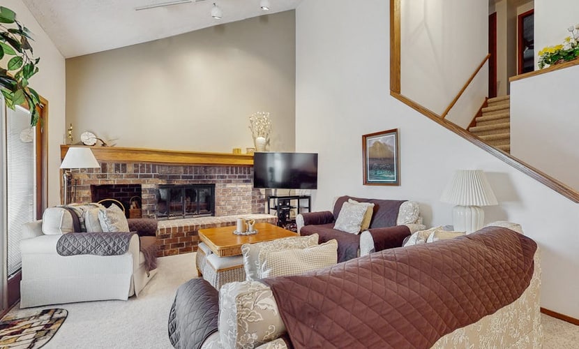 Spacious 3-level retreat w/ fireplace, wet bar, deck, tennis, skiing & golf near