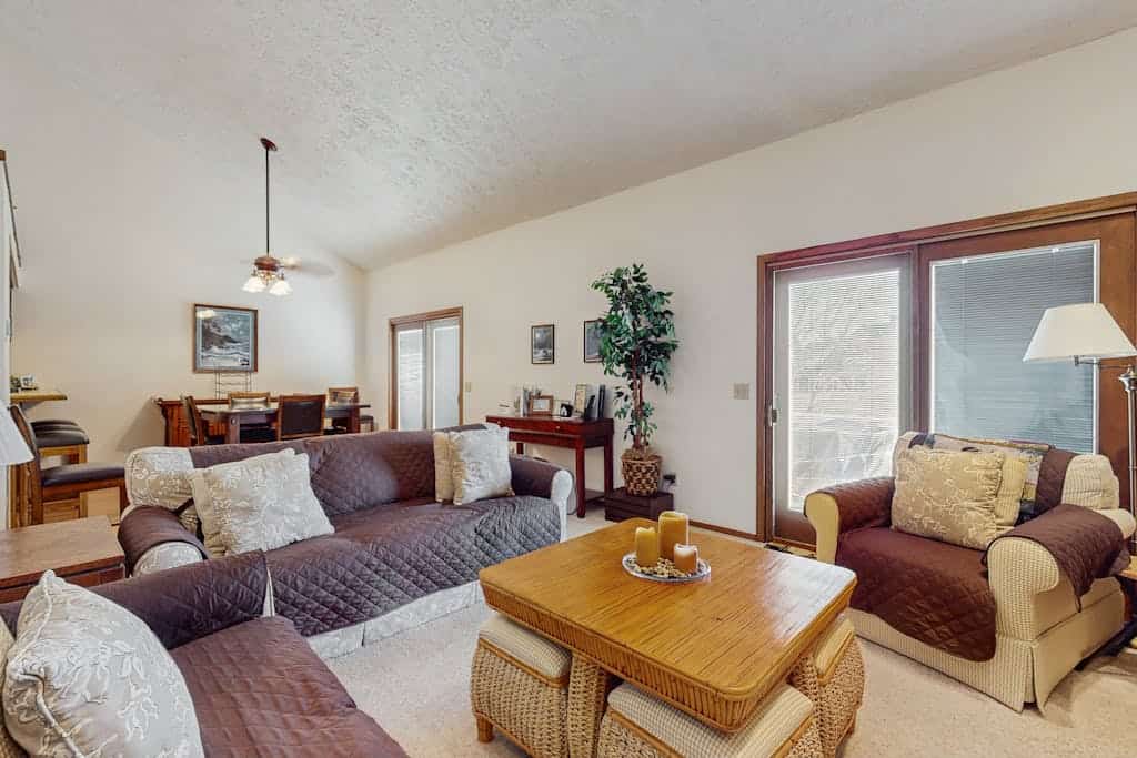 Spacious 3-level retreat w/ fireplace, wet bar, deck, tennis, skiing & golf near