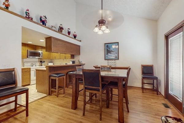 Spacious 3-level retreat w/ fireplace, wet bar, deck, tennis, skiing & golf near