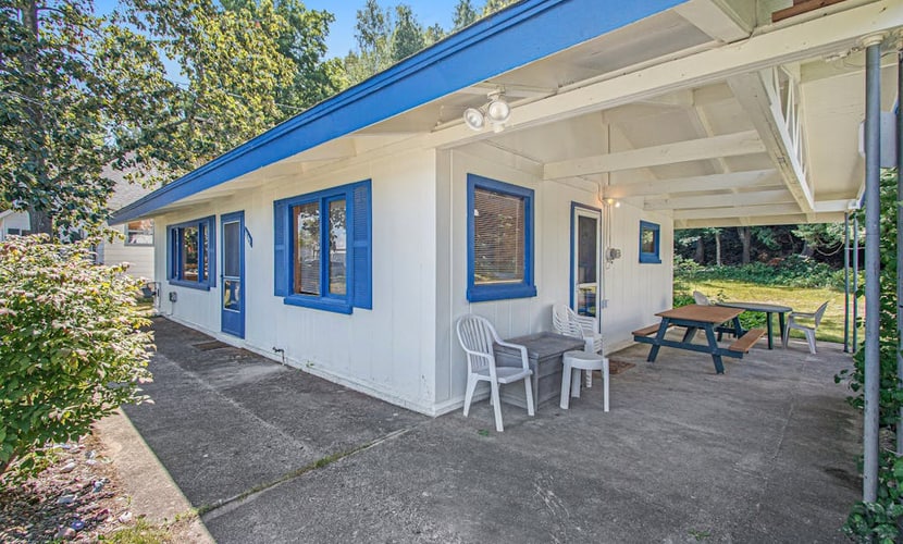Cheerful dog-friendly lakefront home w/ free WiFi, firepit, and full kitchen