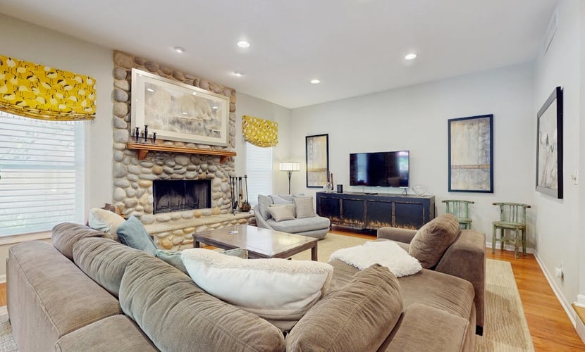 Luxurious home with private outdoor pool, hot tub, pool table & WiFi