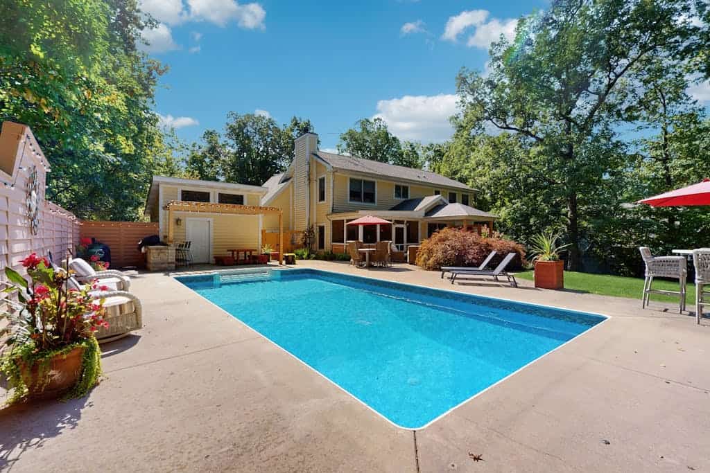 Luxurious home with private outdoor pool, hot tub, pool table & WiFi