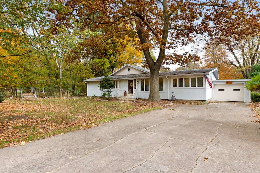 Spacious home under a mile to Douglas Beach Great for families or groups