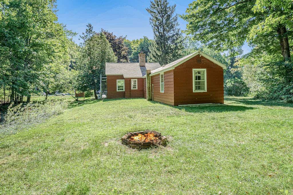 Lake home close to the water with WiFi, firepit, washer/dryer