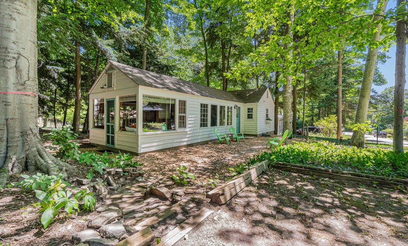 Peaceful & shady cottage near beach with streaming, free WiFi, full kitchen