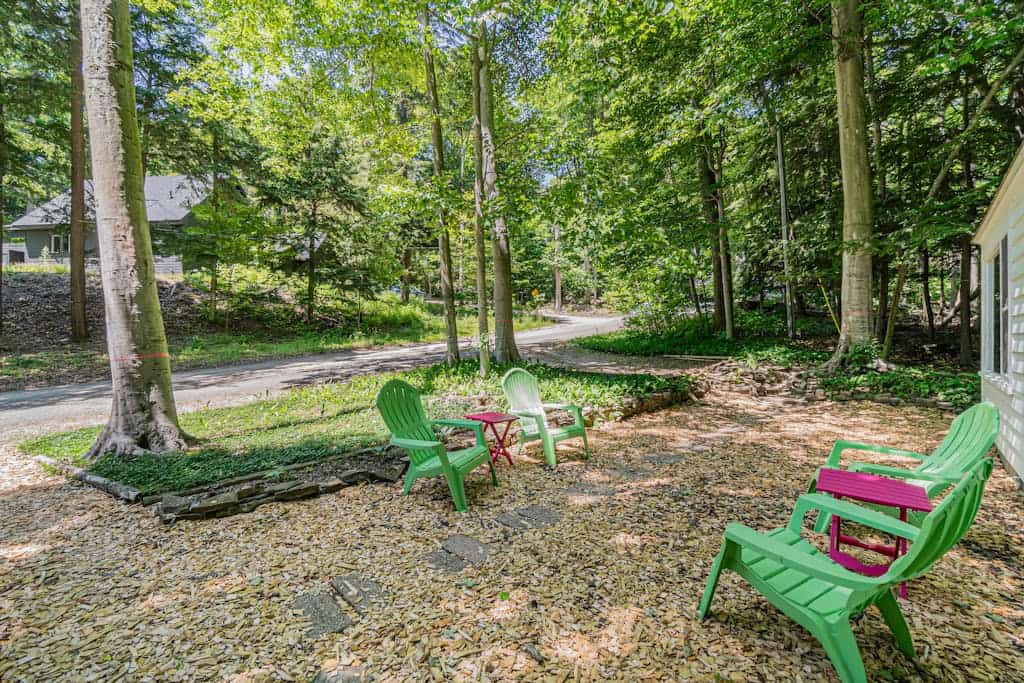 Peaceful & shady cottage near beach with streaming, free WiFi, full kitchen