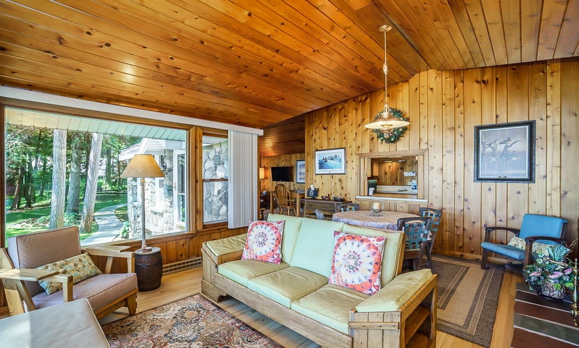Relaxing lake house w/ firepit, boat mooring, free cable, and full kitchen