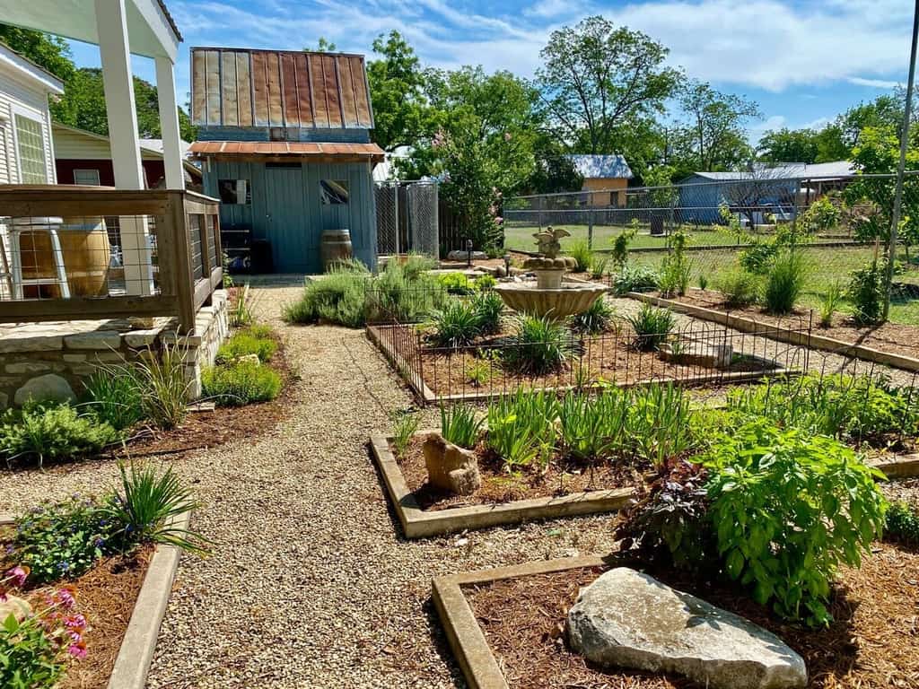 Sunny Charming Retreat: Wine Greenhouse