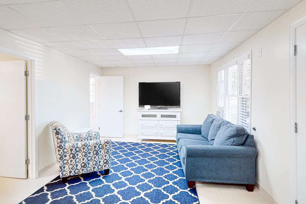 Gorgeous & roomy condo with partial AC & full kitchen - steps from beach access