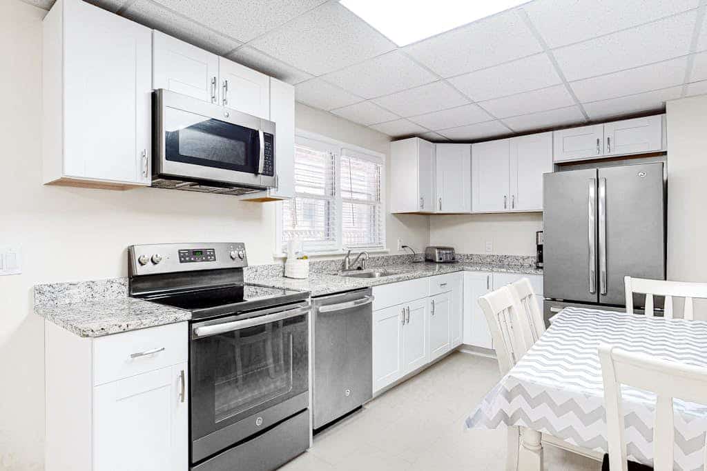 Gorgeous & roomy condo with partial AC & full kitchen - steps from beach access