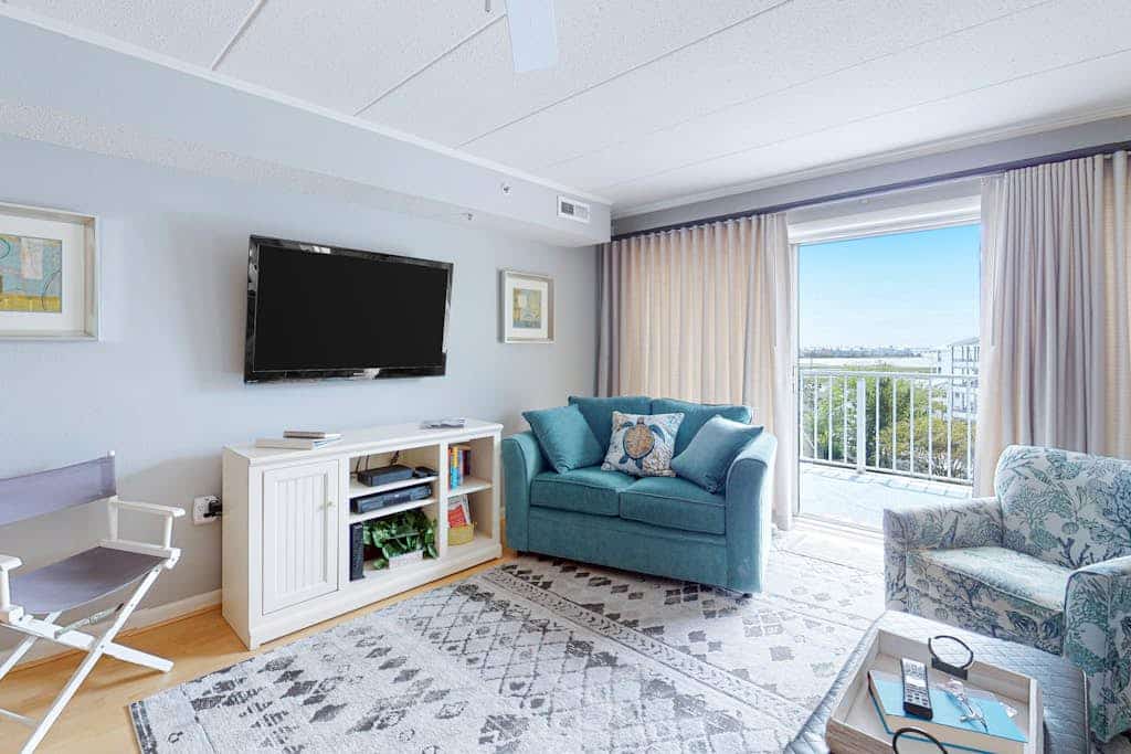 Bay-view condo blocks from the beach with pool, beach gear & washer/dryer