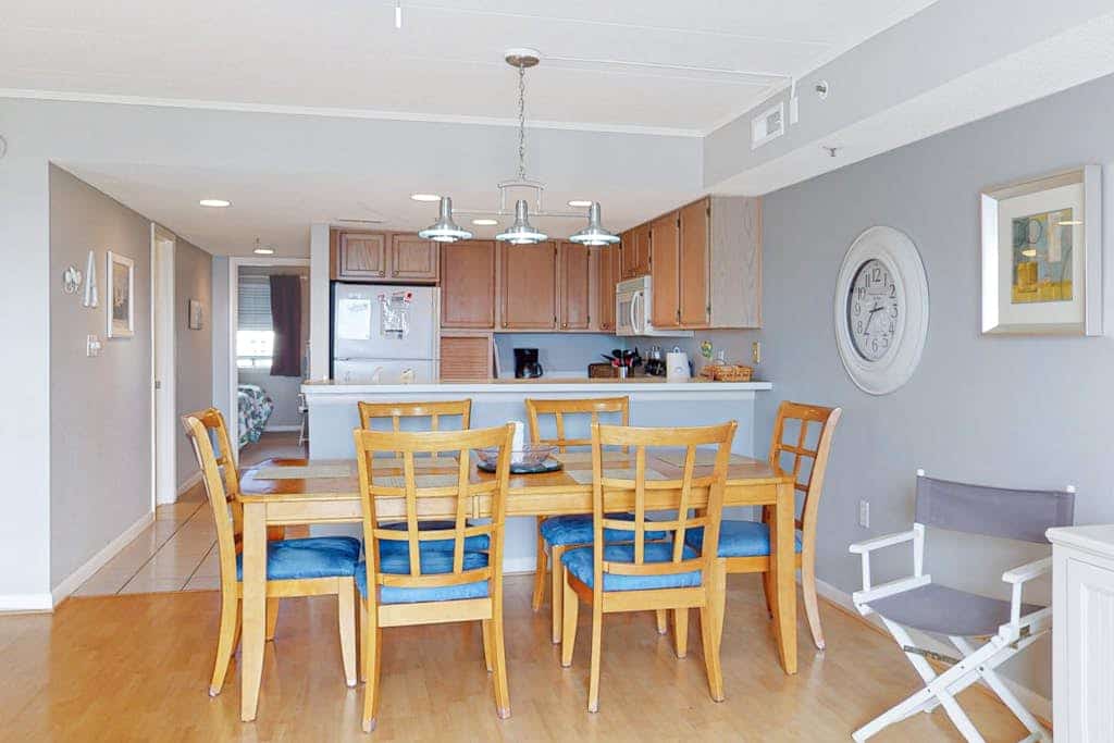 Bay-view condo blocks from the beach with pool, beach gear & washer/dryer