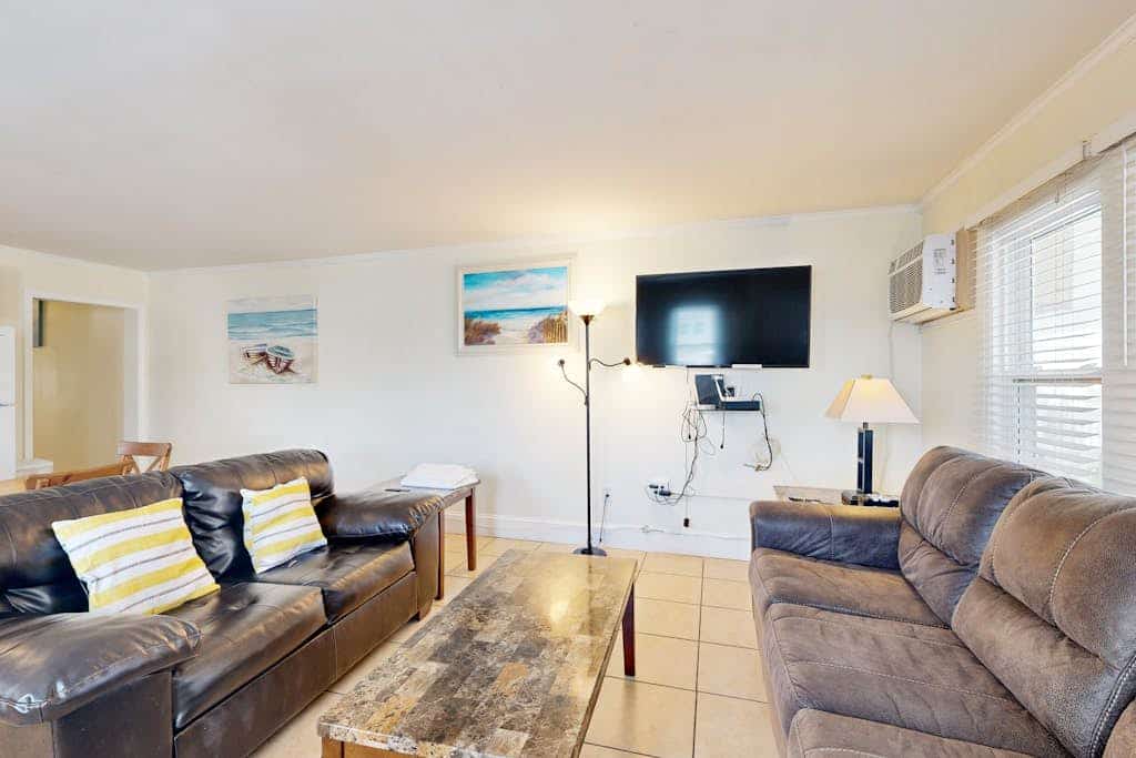 Casa Rosa getaway in Parrot Bay walkable to beach with pool and WiFi - dog OK