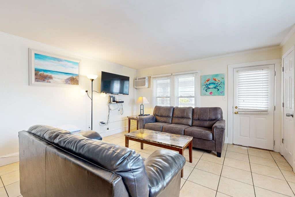 Casa Rosa getaway in Parrot Bay walkable to beach with pool and WiFi - dog OK