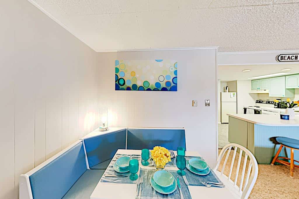 Updated Colonial Condo | Patio, Smart TV & Beach Gear | 200’ to Beach