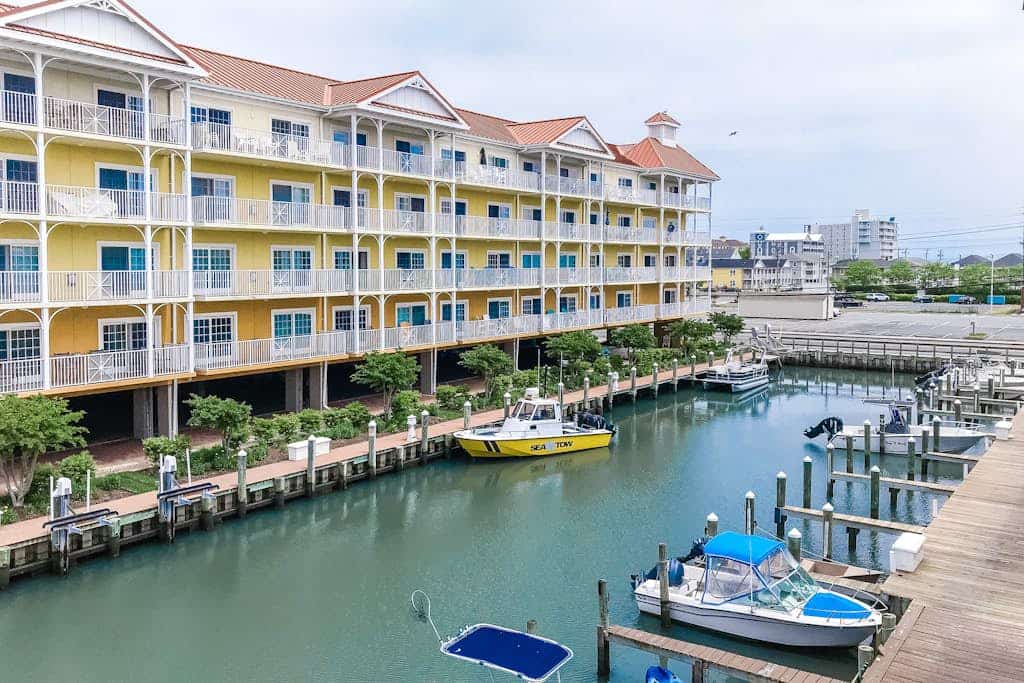 Third-floor bayfront condo with fast WiFi & balcony with views - near boardwalk