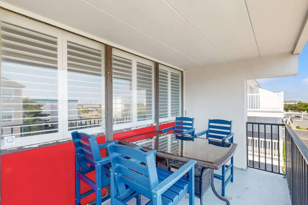 Top-floor condo with balcony, walk 1 minute to the beach