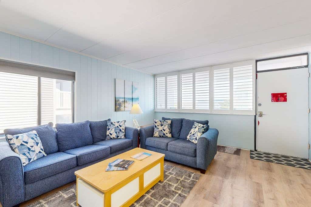 Top-floor condo with balcony, walk 1 minute to the beach