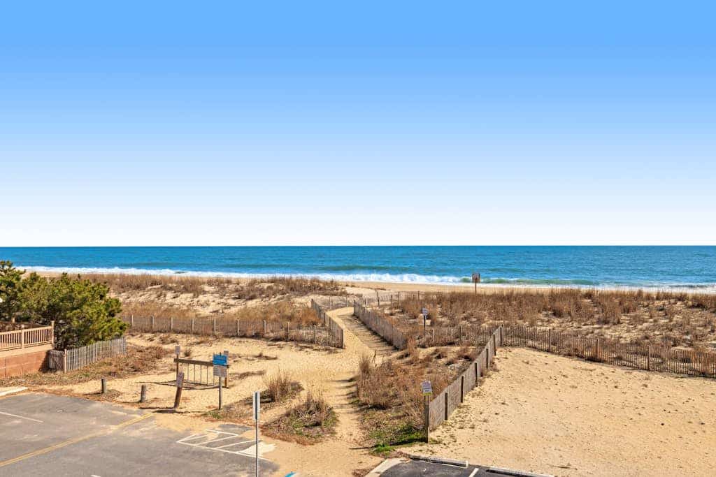 Oceanfront Tide's Edge condo with balcony & boardwalk - walkable locale