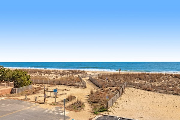 Oceanfront Tide's Edge condo with balcony & boardwalk - walkable locale