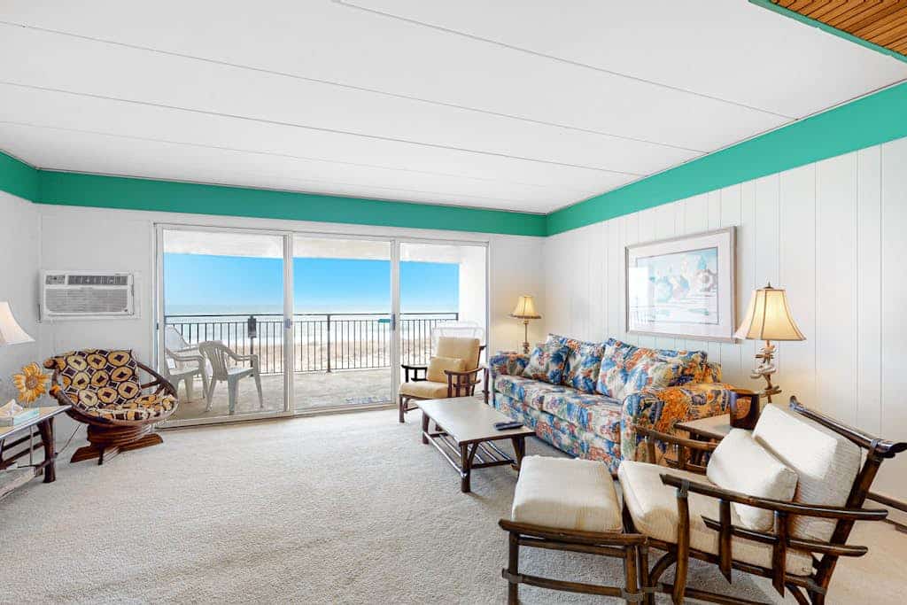 Comfortable condo overlooking the beach with pool & W/D