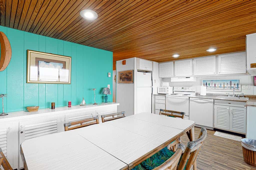 Comfortable condo overlooking the beach with pool & W/D