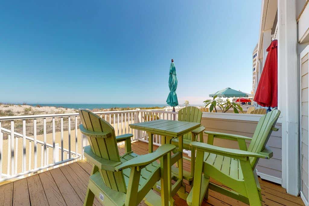 Attractive Beachfront Condo w/Beautiful Ocean Views, Central AC, Free WiFi