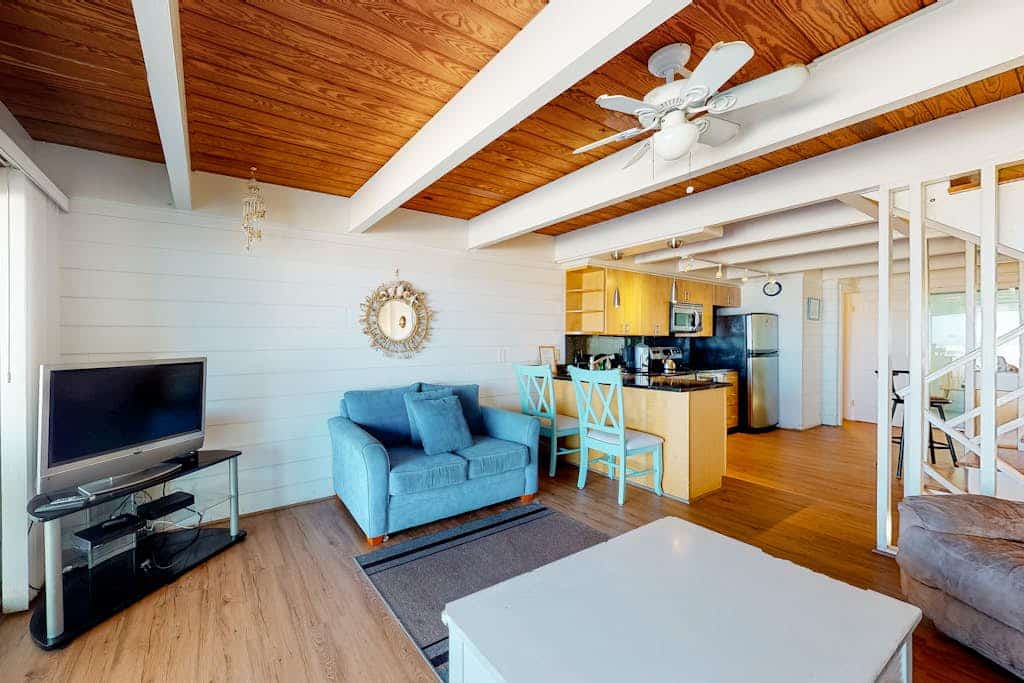 Attractive Beachfront Condo w/Beautiful Ocean Views, Central AC, Free WiFi