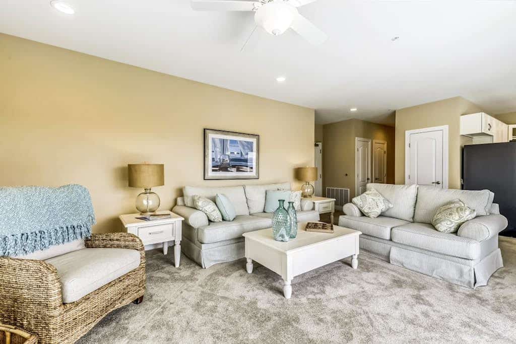 Large & Beautiful Vacation Suite w/Balcony Bay Views, Shared Pool, Central AC