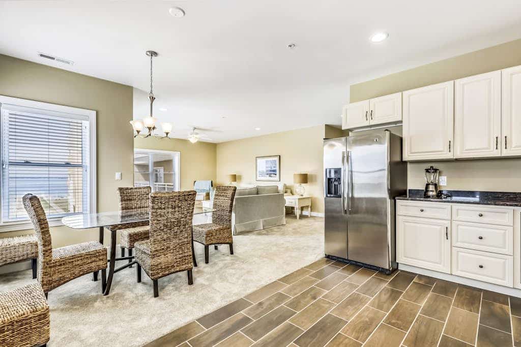 Large & Beautiful Vacation Suite w/Balcony Bay Views, Shared Pool, Central AC