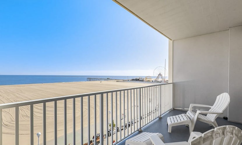 Lovely Boardwalk Condo Overlooking Ocean w/Shared Pool, Free WiFi, Balcony
