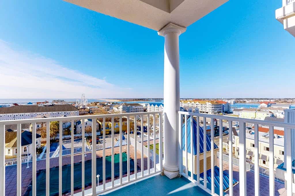 Fantastic Condo Right On Boardwalk w/Ocean Views From Balcony, Shared Pool, WiFi