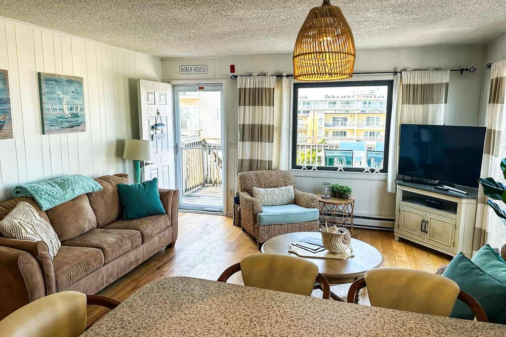 Midtown sunny condo with Decks | Sunrise & Sunset • Steps to Beach & Eats